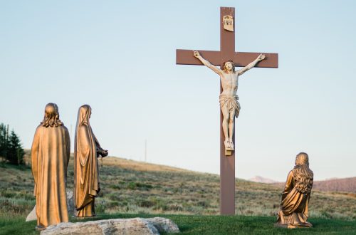Statues de femmes au pied de la croix